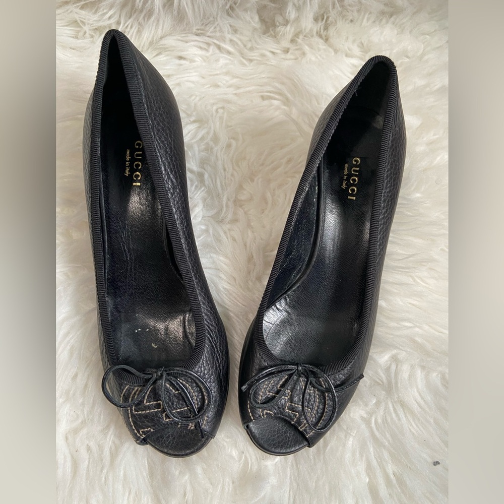 Gucci vintage pumps size 37 6.5 logo back